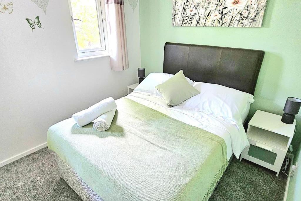 Cozy 3-Bed House Near Willen Lake With Garden มิลตันคีนส์ ภายนอก รูปภาพ