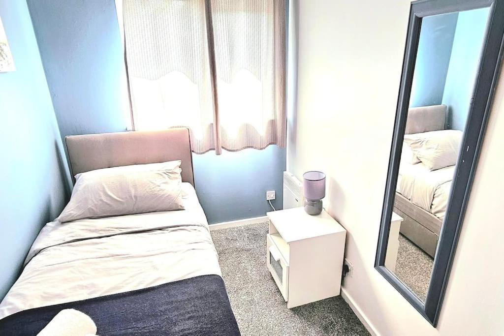 Cozy 3-Bed House Near Willen Lake With Garden มิลตันคีนส์ ภายนอก รูปภาพ